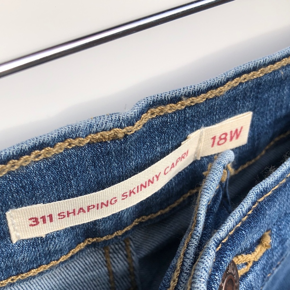 Levi's Women's Blue Denim Capris - Picture 8 of 8
